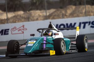 السائقة السعودية فرح اليوسف تشارك في سباق أكاديمية الفورمولا1