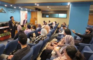 فرسان عطاء يقدمون برنامجاً تدريبياً لتعزيز مهارات الإملاء والخط لطلاب الأفلاج